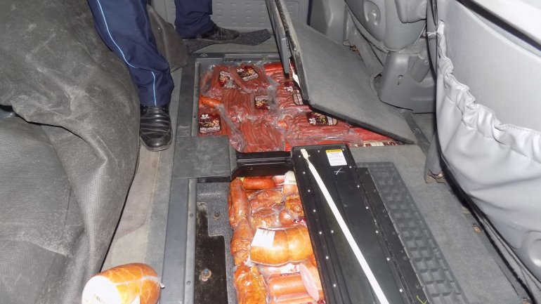 Contraband meat hidden in car's floor by citizen of Moldova