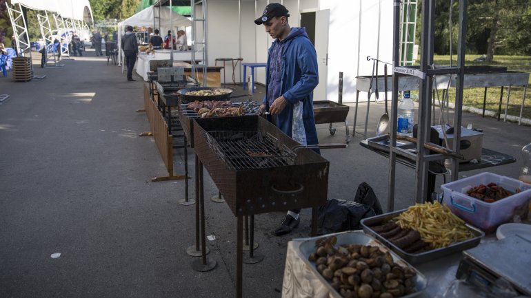 Fresh wine drained from crusher to please visitors in Tulburle Festival 2017 (PHOTOREPORT)