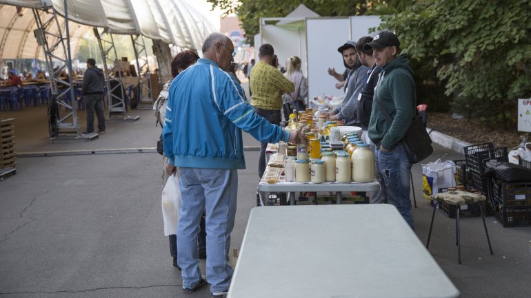 Fresh wine drained from crusher to please visitors in Tulburle Festival 2017 (PHOTOREPORT)