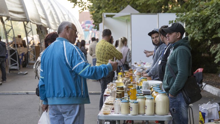 Fresh wine drained from crusher to please visitors in Tulburle Festival 2017 (PHOTOREPORT)