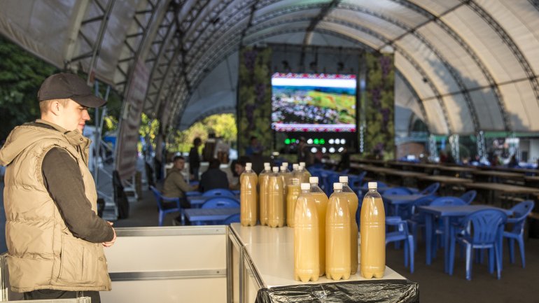 Fresh wine drained from crusher to please visitors in Tulburle Festival 2017 (PHOTOREPORT)