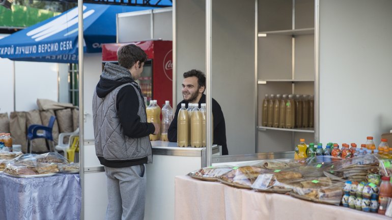 Fresh wine drained from crusher to please visitors in Tulburle Festival 2017 (PHOTOREPORT)