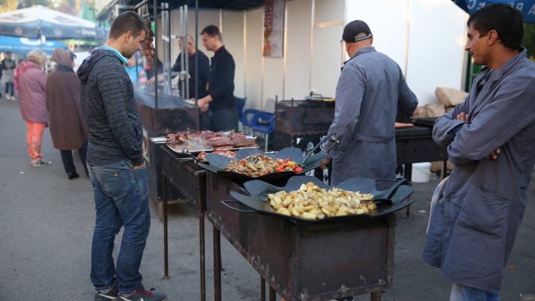 Fresh wine drained from crusher to please visitors in Tulburle Festival 2017 (PHOTOREPORT)