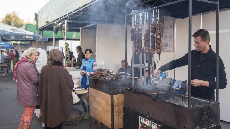 Fresh wine drained from crusher to please visitors in Tulburle Festival 2017 (PHOTOREPORT)