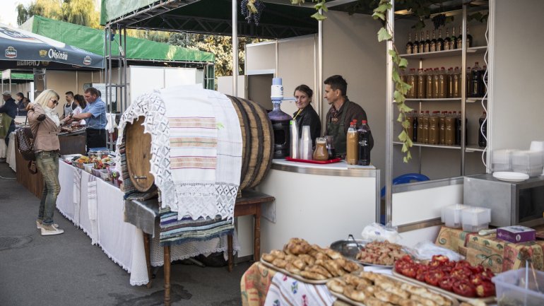 Fresh wine drained from crusher to please visitors in Tulburle Festival 2017 (PHOTOREPORT)