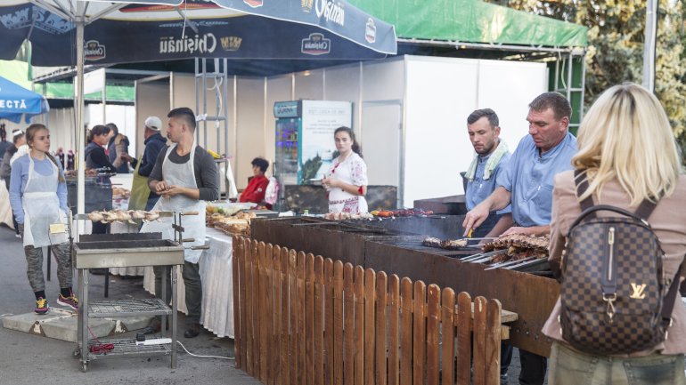 Fresh wine drained from crusher to please visitors in Tulburle Festival 2017 (PHOTOREPORT)