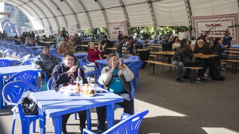 Fresh wine drained from crusher to please visitors in Tulburle Festival 2017 (PHOTOREPORT)