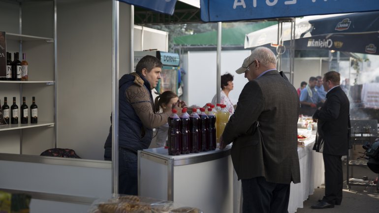 Fresh wine drained from crusher to please visitors in Tulburle Festival 2017 (PHOTOREPORT)