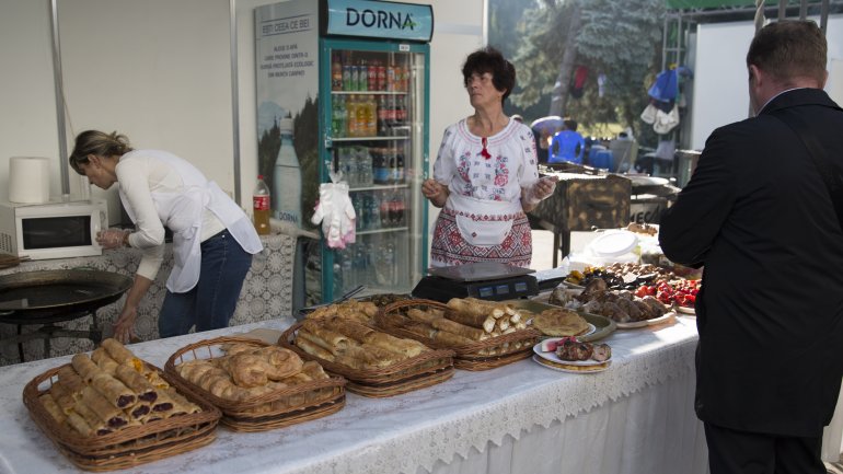 Fresh wine drained from crusher to please visitors in Tulburle Festival 2017 (PHOTOREPORT)