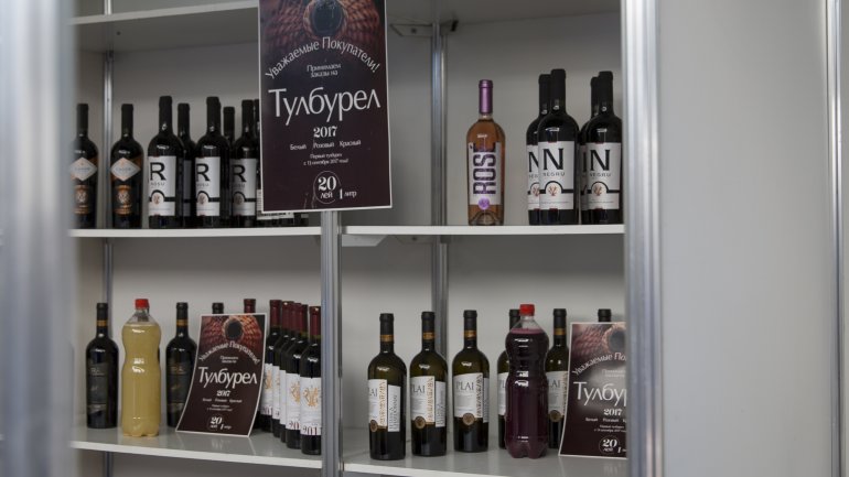 Fresh wine drained from crusher to please visitors in Tulburle Festival 2017 (PHOTOREPORT)