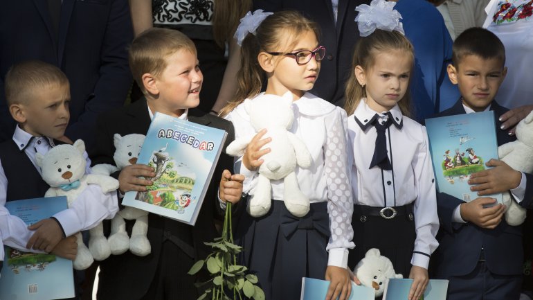 Vlad Plahotniuc visited his old school in Grozeşti village (Photo)