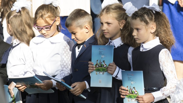 Vlad Plahotniuc visited his old school in Grozeşti village (Photo)