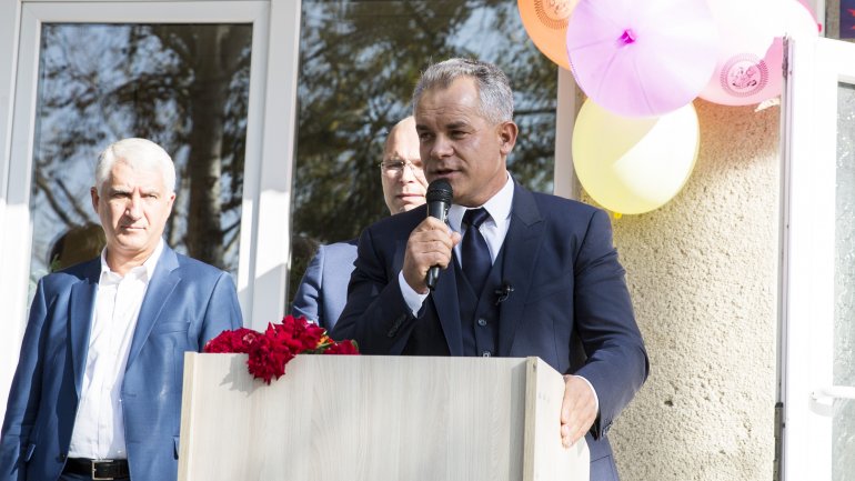 Vlad Plahotniuc visited his old school in Grozeşti village (Photo)