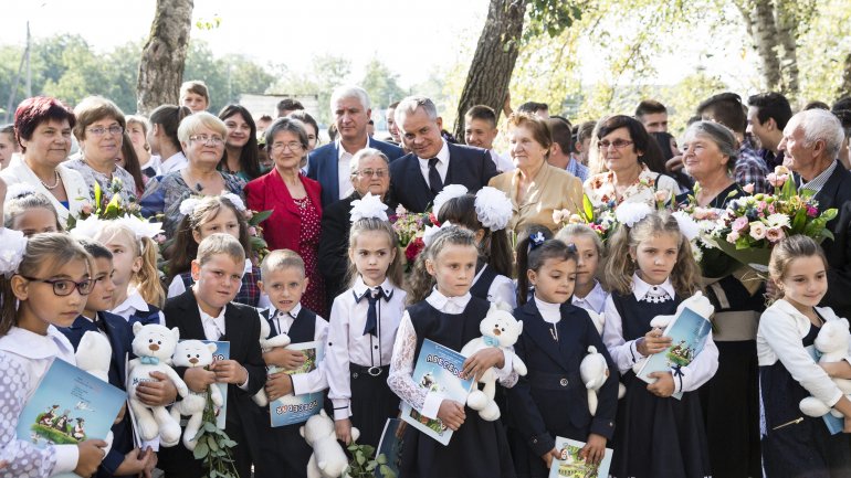 Vlad Plahotniuc visited his old school in Grozeşti village (Photo)