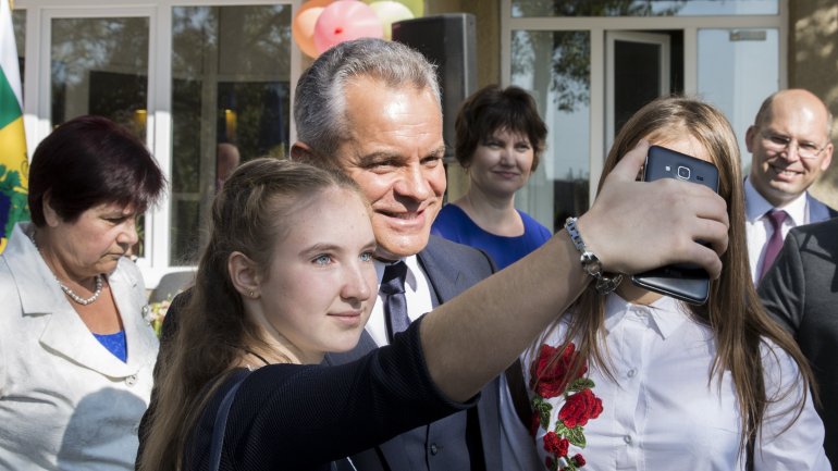 Vlad Plahotniuc visited his old school in Grozeşti village (Photo)