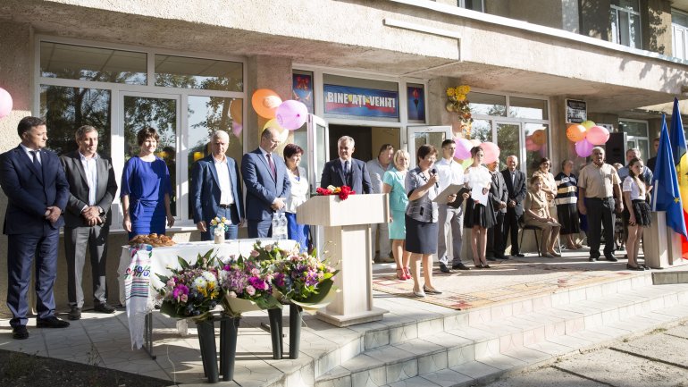 Vlad Plahotniuc visited his old school in Grozeşti village (Photo)