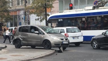 Accident in capital's heart. A taxi violently collided with a car