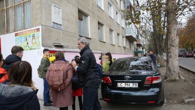 Doina and Ion Aldea Teodorovici commemoration ruined by illegally parked car (Photo)