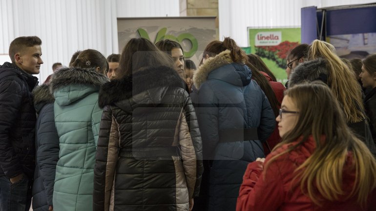 Moldova–Romania Job Fair. Those looking for employment can chose from over two thousand offers