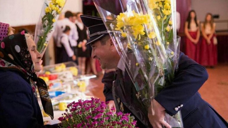 Flowers and nice words for World Teacher Day in Cezar Radu Gymnasium in Hânceşti