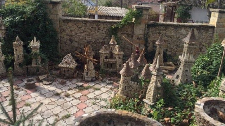 Craftsman from Criuleni reproduces miniature famous buildings around the world