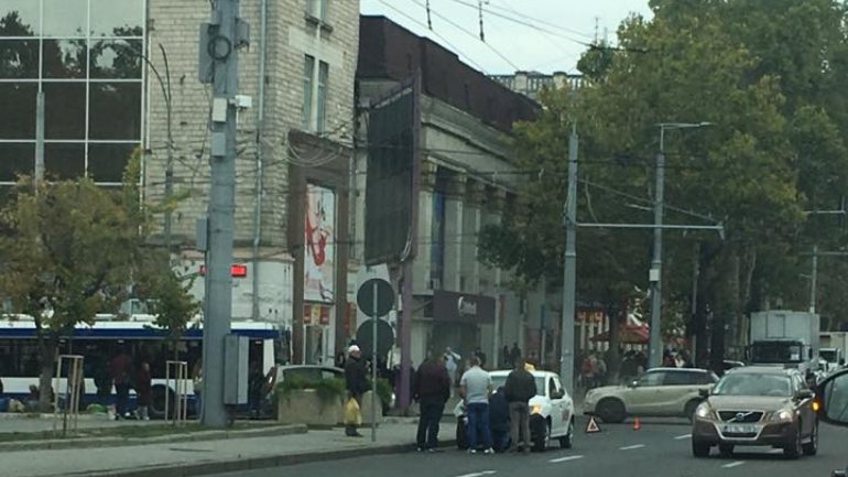 Accident in capital's heart. A taxi violently collided with a car