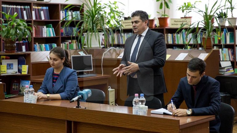 Octavian Calmîc urged students from ASEM to not fear starting a business