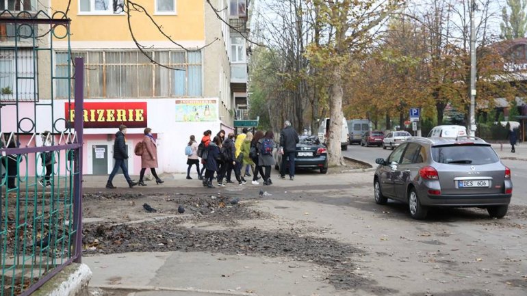 Doina and Ion Aldea Teodorovici commemoration ruined by illegally parked car (Photo)