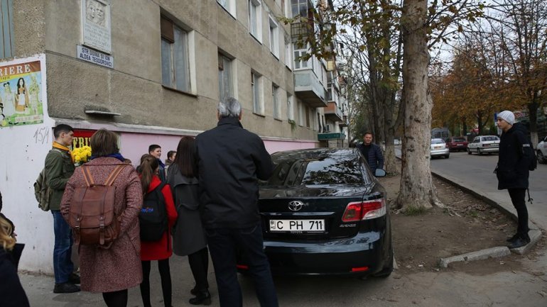 Doina and Ion Aldea Teodorovici commemoration ruined by illegally parked car (Photo)