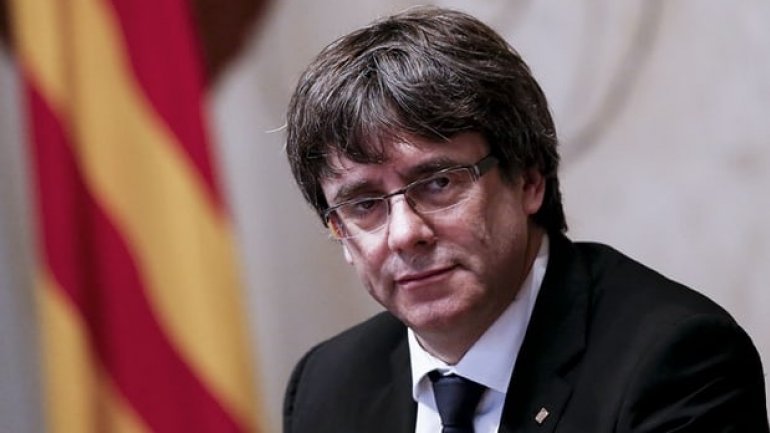 Catalan president Puigdemont insists 'need to de-escalate tension' and dialogue on independence 