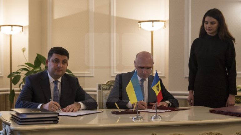 PMs of Ukraine and Moldova sign Roadmap for cooperation in 2018 