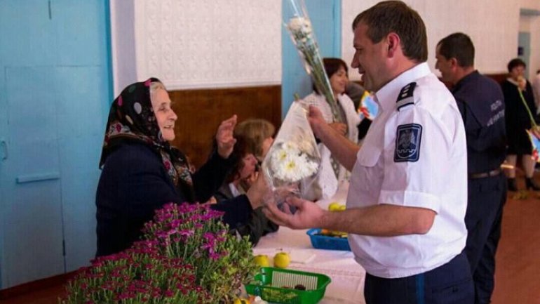 Flowers and nice words for World Teacher Day in Cezar Radu Gymnasium in Hânceşti