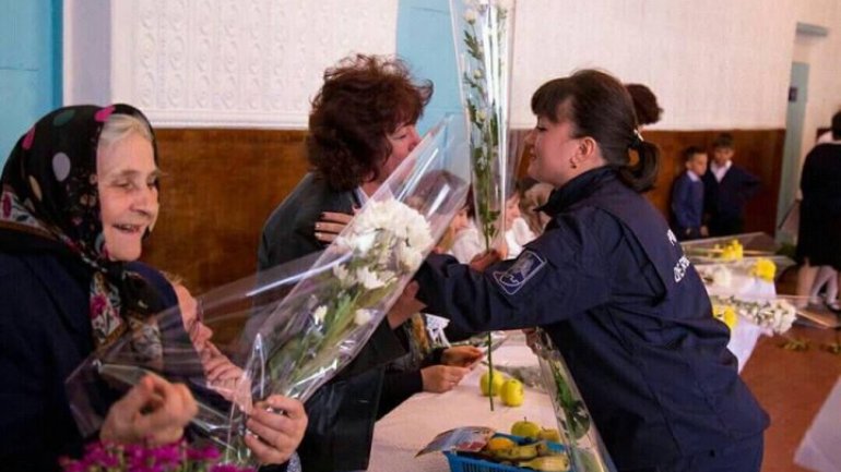 Flowers and nice words for World Teacher Day in Cezar Radu Gymnasium in Hânceşti