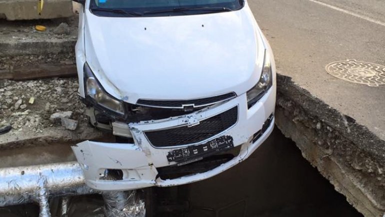 Careless driver ruined his car by falling in a pit dug out by Termoelectrica