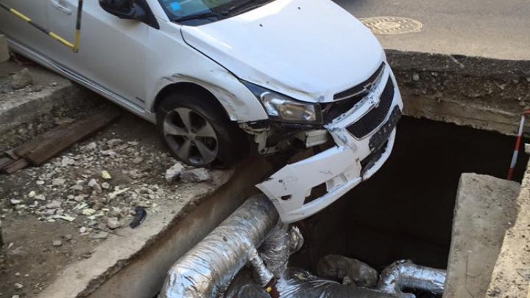 Careless driver ruined his car by falling in a pit dug out by Termoelectrica