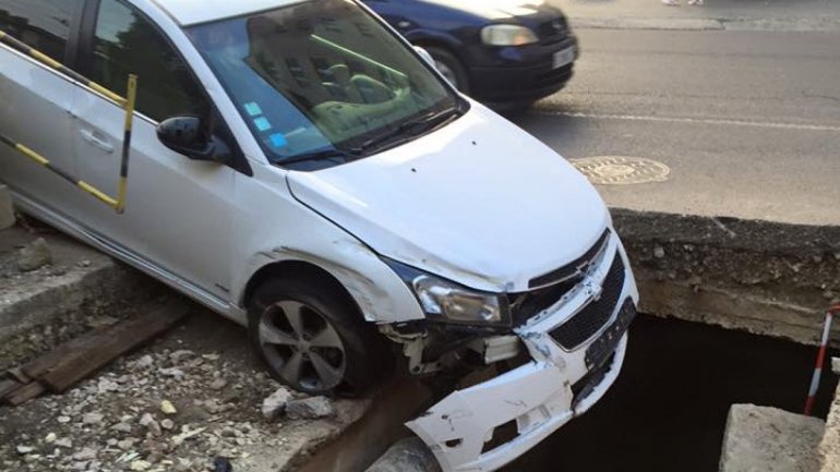 Careless driver ruined his car by falling in a pit dug out by Termoelectrica