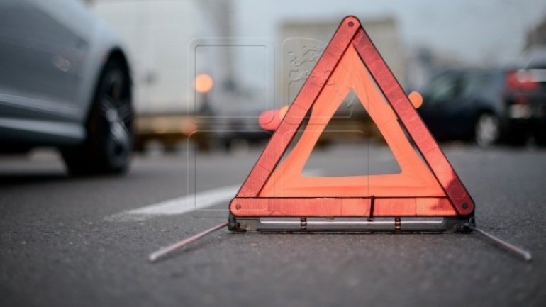 Driver abandoned his car and fled after it fell into manhole on Burebista street