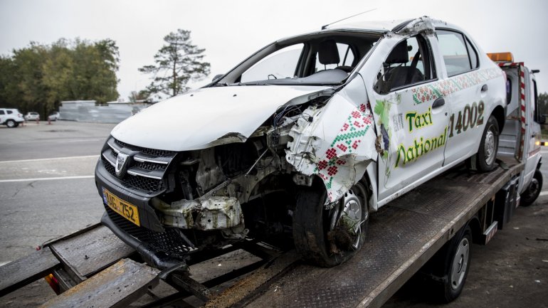 Grave accident! Taxi got overthrown after colliding with a truck