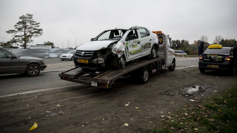 Grave accident! Taxi got overthrown after colliding with a truck