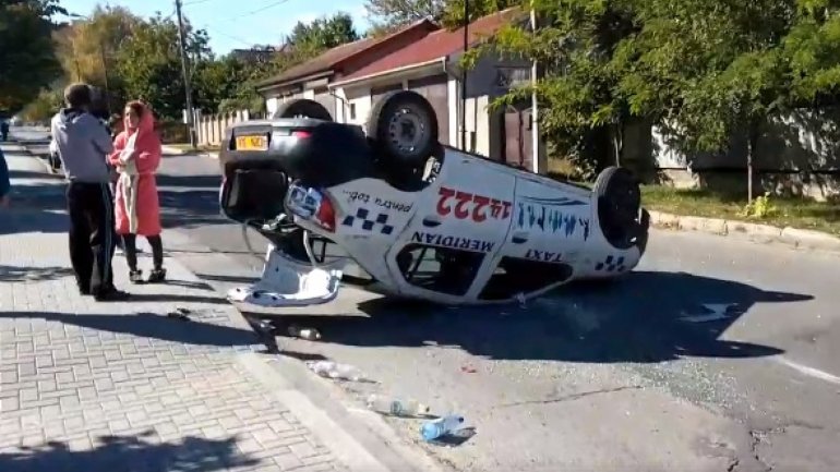 Taxi overturns after violent accident at intersection Paris, Suceava in Chisinau 