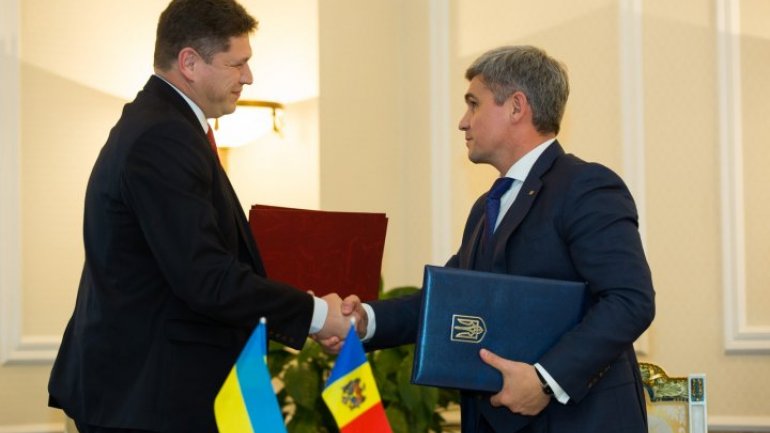 PMs of Ukraine and Moldova sign Roadmap for cooperation in 2018 