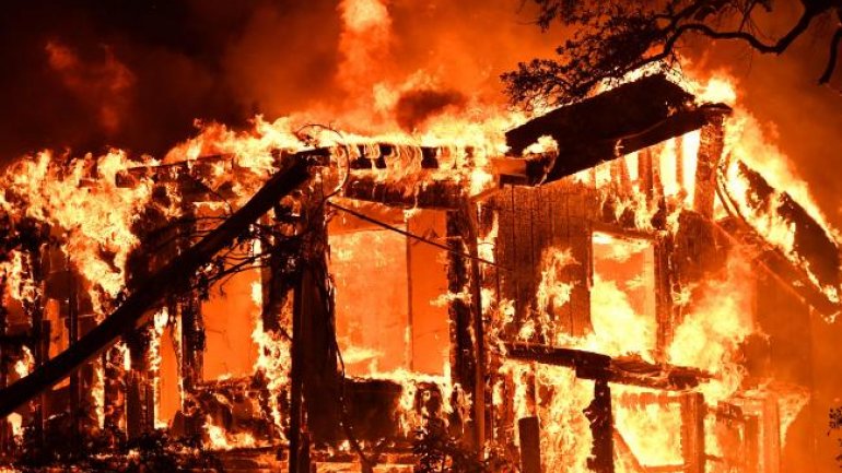 California fire: at least 10 dead and over 100 missing