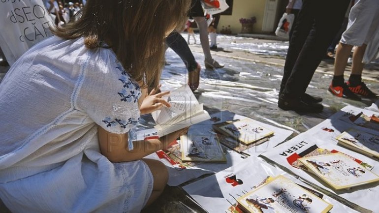 Books donated by Romanians, distributed for free on Chisinau streets 