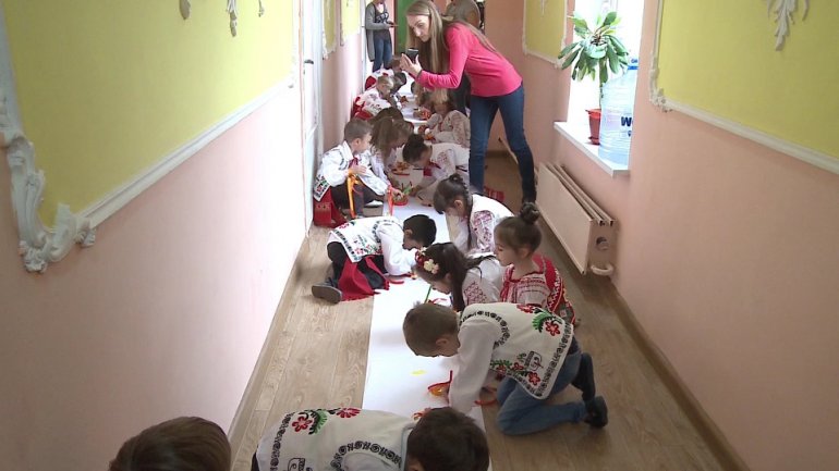 Preschool from Capital allowed children to draw their autumn on one km long paper