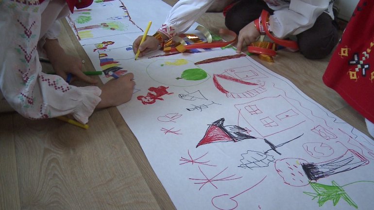 Preschool from Capital allowed children to draw their autumn on one km long paper