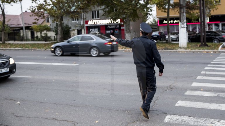 Police Officers from Capital ensured pedestrian safety for children since early morning (Photo)