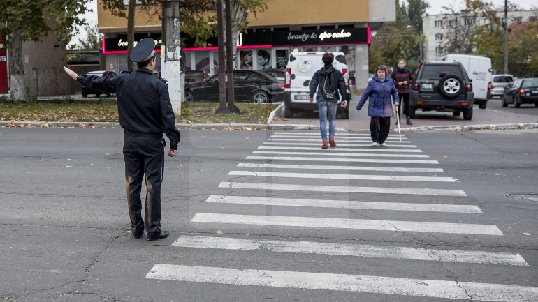 Police Officers from Capital ensured pedestrian safety for children since early morning (Photo)