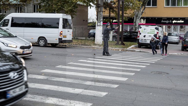 Police Officers from Capital ensured pedestrian safety for children since early morning (Photo)