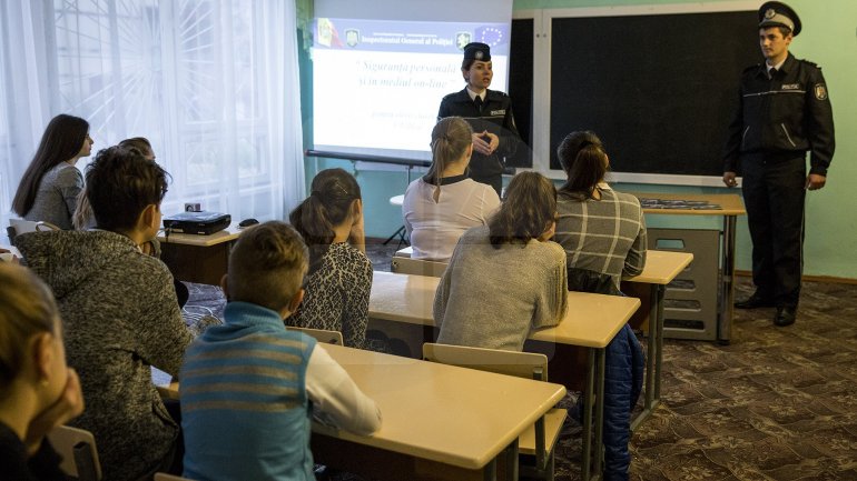 Police Officers from Capital ensured pedestrian safety for children since early morning (Photo)