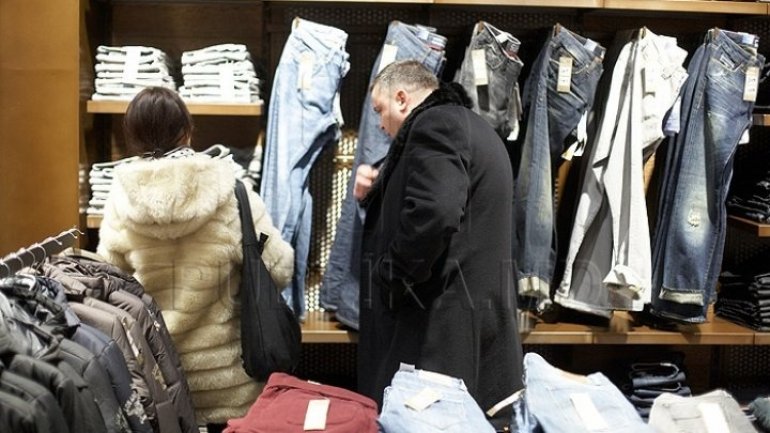 Night Sales in a Shopping Center from Chisinau attracted hundreds of customers